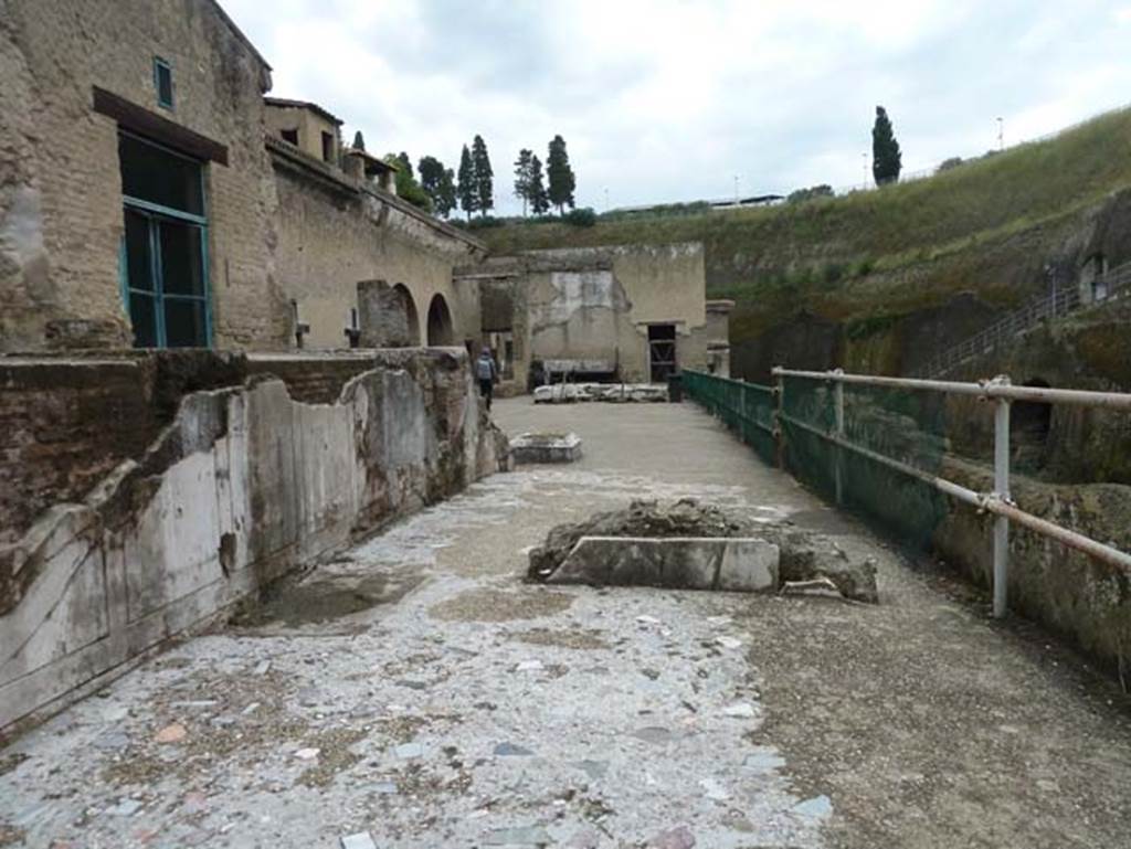 Herculaneum, September 2015. Sacred Area terrace, looking east along the south side of the terrace.